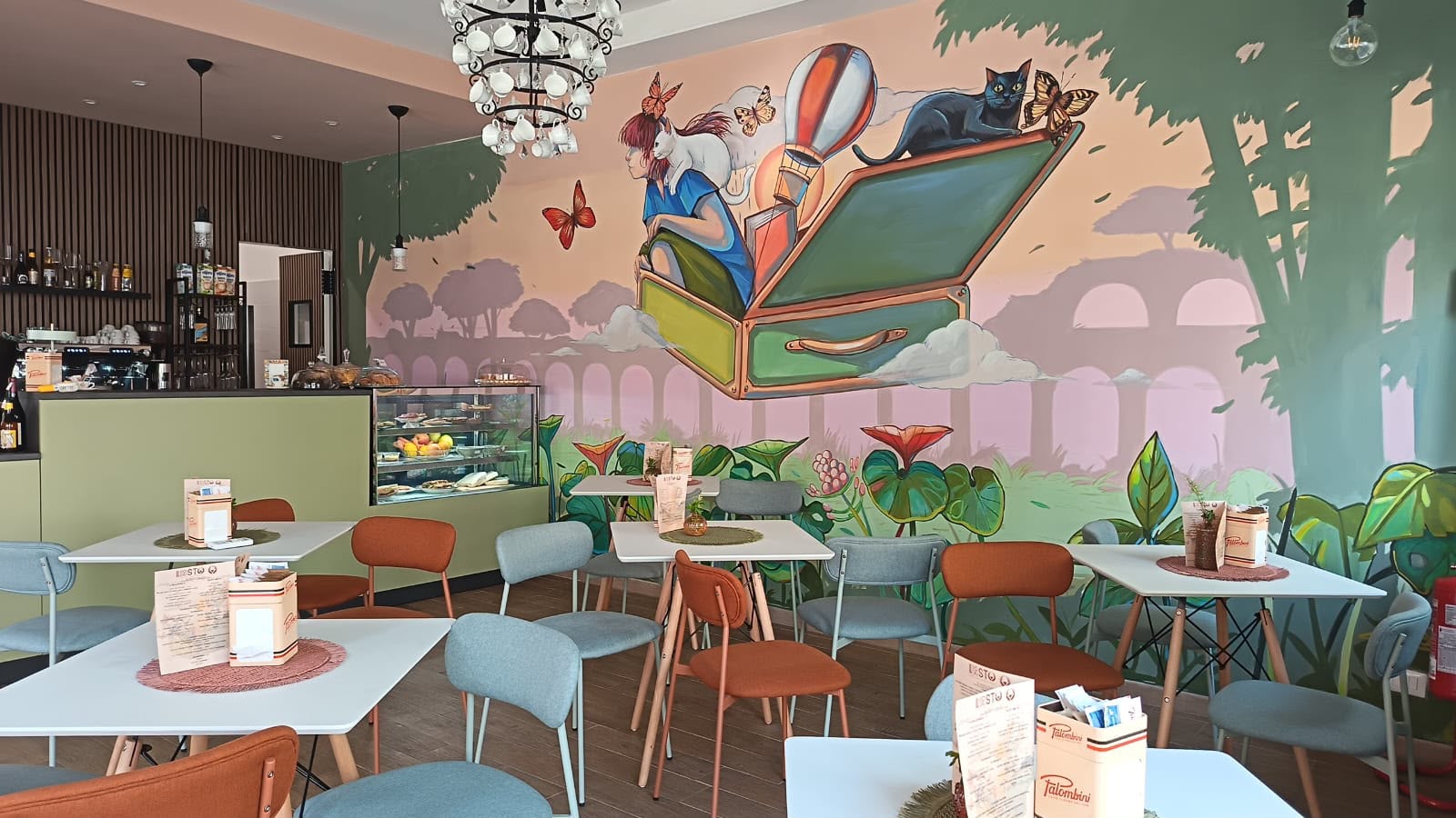 Interno de Il Posto Giusto, caffetteria laboratoriale a Cinecittà vicino al Parco degli Acquedotti